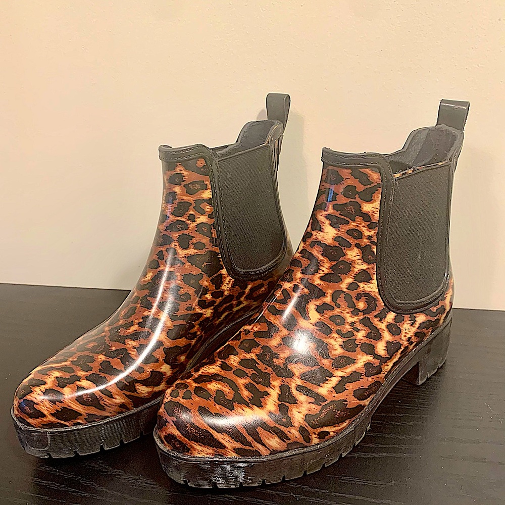 Size 9 Jeffrey Campbell- Cloudy Chelsea Rain boot (Cheetah)